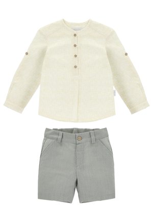 Camisa de cuadros cremosa de manga larga con tapeta de botones y pantalones cortos grises de lino con cierre de botones y trabillas para cinturón.
