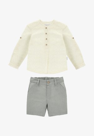Camisa de cuadros cremosa de manga larga con tapeta de botones y pantalones cortos grises de lino con cierre de botones y trabillas para cinturón.