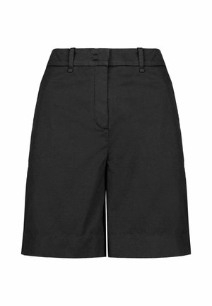 Schwarze knielange, maßgeschneiderte Shorts mit Gürtelschlaufen und einem Reißverschluss vorne, dargestellt auf weißem Hintergrund.
