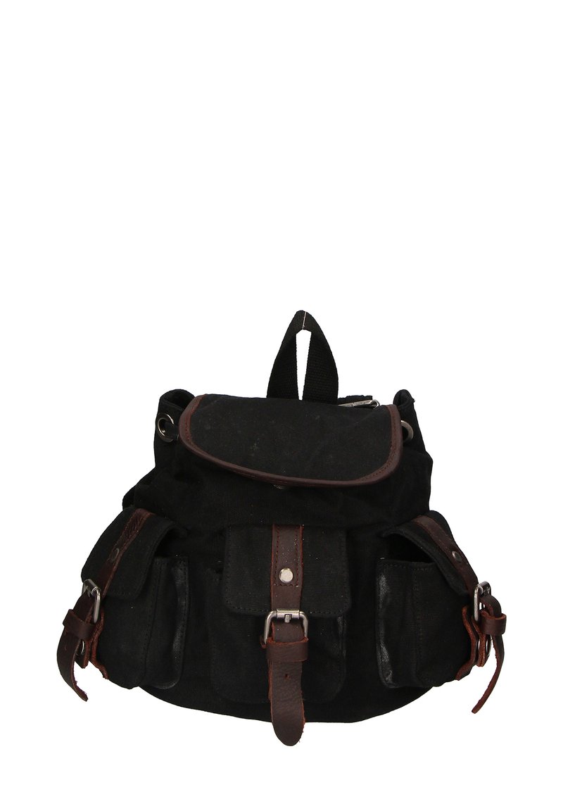 Sac à dos en toile noire avec des accents en cuir marron, plusieurs poches avant, un rabat supérieur et une poignée de transport sur le dessus. Fermetures à sangle réglables.