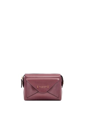 Borsa a tracolla rettangolare in pelle malva con tasca frontale a busta e testo logo dorato con scritto "The Bridge Firenze 1969."
