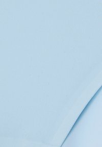 Stof de un albastru deschis, cu o textură netedă, ușor nervurată, pliat cu margini curate. Fără modele sau elemente hardware vizibile.