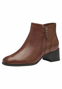 Bottine en cuir marron avec une finition lisse, fermeture éclair sur le côté et un petit talon. Présente des accents de couture verticale.