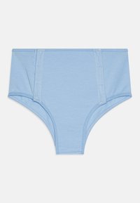 Lichtblauwe katoen slip met een hoge taille, met platte naden en een zachte textuur. Geen patronen of extra accenten.