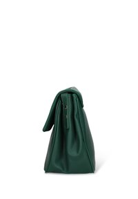 Borsa a tracolla in pelle verde con finitura testurizzata, chiusura a patta e silhouette strutturata. Dotata di dettagli in metallo e una fodera interna liscia.