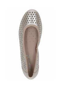 Helle, durchbrochene Flachschuhe mit runder Zehenpartie, die eine glatte metallische Oberfläche und eine gepolsterte Innensohle mit kleinen Löchern zur Belüftung aufweisen.