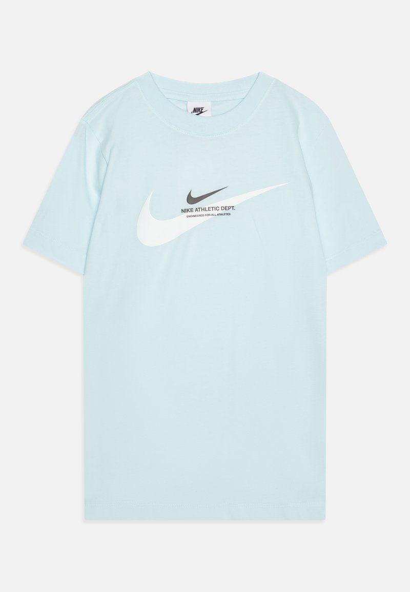 Šviesiai mėlynas medvilninis marškinėlis su klasikiniais apvaliais iškirpimais. Priekyje yra didelis baltas Nike swoosh ir juodas užrašas.