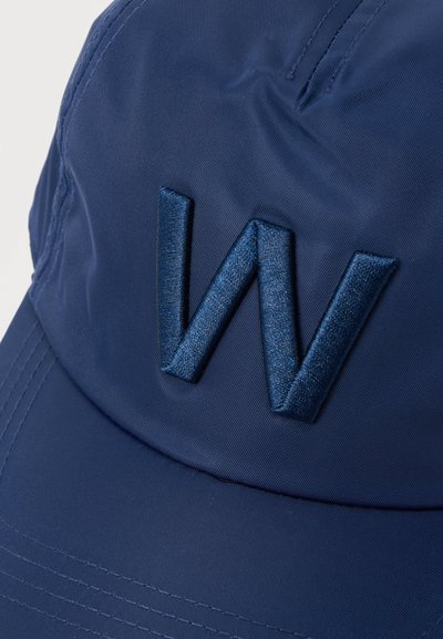 Μπλε σκούρο μπέιζμπολ καπέλο με κεντημένο γράμμα "W" σε αντίστοιχο μπλε νήμα στην μπροστινή πλευρά, κοντινή λήψη.