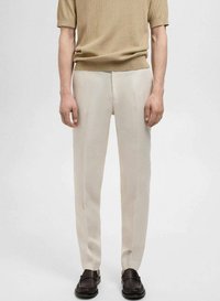Lichtgekleurde linnen broek met een slim fit, voorzien van een platte voorkant en zijzakken, gecombineerd met een ribbelbeige top en donkere schoenen.
