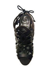 Sandal nero con motivi geometrici a taglio, punta aperta rotonda e chiusura con lacci a nastro. Texture opaca con suola resistente.