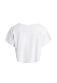 Bela skrajšana majica s kratkimi rokavi, okroglim ovratnikom in osrednjo šivanko na hrbtu. Ima minimalistično besedilno podrobnost na rokavu.