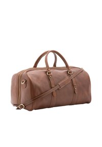 Sac de voyage en cuir marron avec poignées doubles, bandoulière réglable, fermeture éclair et coutures contrastées ; texture lisse et forme arrondie.