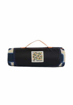Zwinięty niebiesko-beżowy koc piknikowy w czarnym etui z pomarańczową rączką, oznaczony Orla Kiely i Regatta Great Outdoors.
