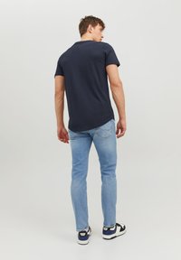 Jack & Jones JJENOA TEE CREW NECK - T-shirt basic - navy blazer