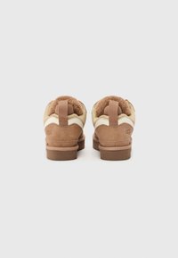 UGG LOWMEL - Skateboardové boty - rocky oak