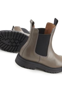 Grijze leren Chelsea-boots met elastische zijkanten, rubberen zolen en een gestructureerde profiel; voorzien van een aantrekriem aan de achterkant voor eenvoudig aan- en uittrekken.