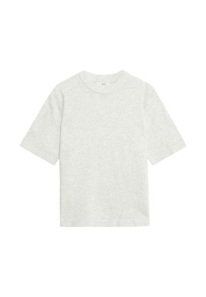 Camiseta de manga corta de color gris claro hecha de algodón. Presenta un cuello redondo, un ajuste relajado y puños y dobladillo acanalados. Textura suave.