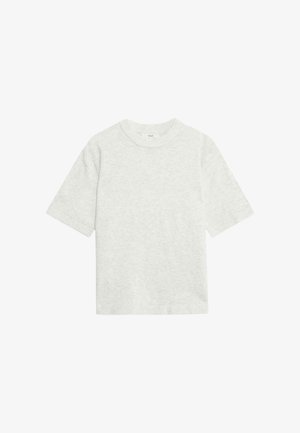 Jasnoszary, bawełniany T-shirt z krótkim rękawem. Posiada okrągły dekolt, luźny fason oraz prążkowane mankiety i dół. Gładka tekstura.