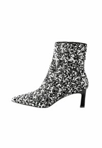 Mustmustelustega kaetud mustad sole ankle boots, millel on terav põlv ja sihvakad kontsad, sujuva tekstuuri ja stiilse disainiga.