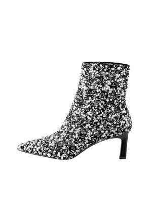 Stiefelette - black