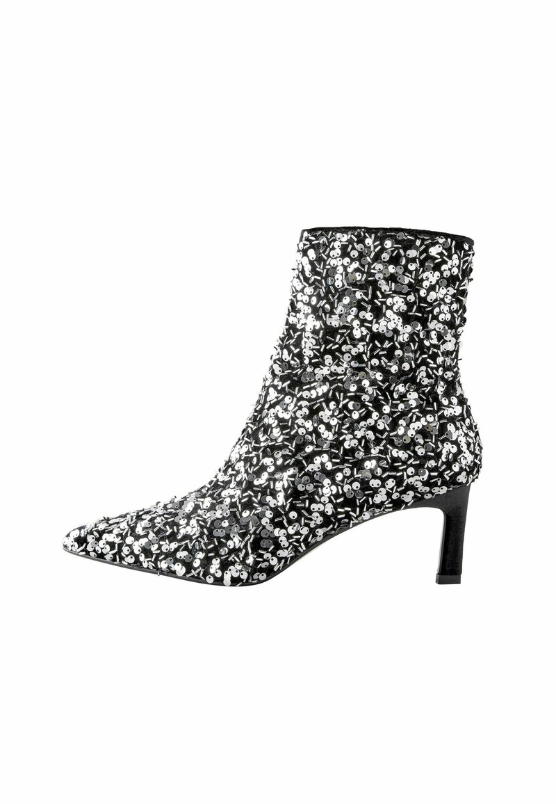 Mustmustelustega kaetud mustad sole ankle boots, millel on terav põlv ja sihvakad kontsad, sujuva tekstuuri ja stiilse disainiga.