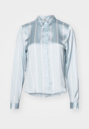 Chemise rayée bleu clair en satin. Présente un col, une fermeture à boutons à l'avant et de longues manches avec des poignets lisses. Rayures horizontales et verticales.