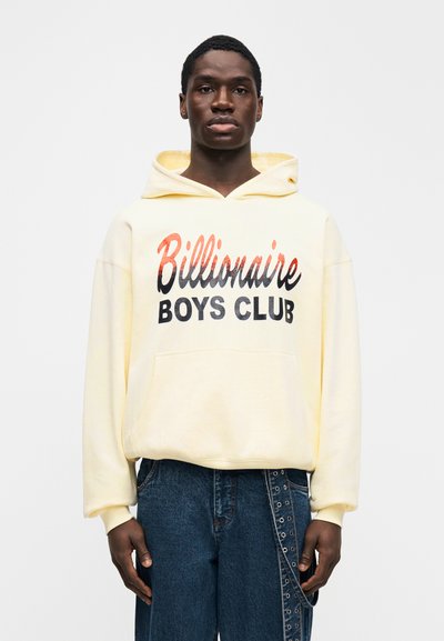 Κίτρινο φούτερ με κουκούλα, με την επιγραφή «Billionaire Boys Club» σε γράμματα με διαβάθμιση από μαύρο σε κόκκινο, διαθέτει μπροστινή τσέπη και κουκούλα με κορδόνι.