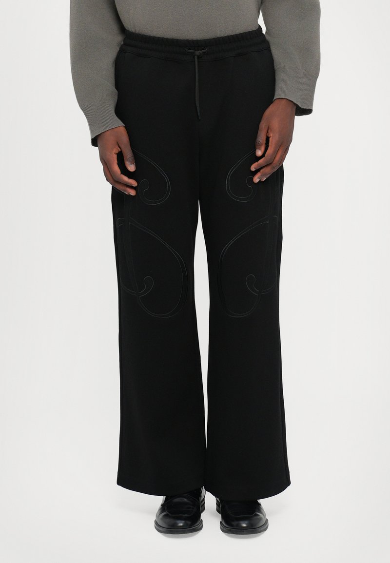 Han Kjøbenhavn - MONOGRAM FIT TRACK TROUSERS - Pantalon de survêtement - anthracite black, Agrandir