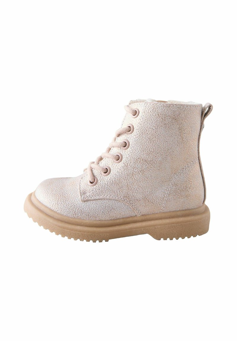 Rosa texturerade anklarstövlar med snörning framtill, beige gummisula och fuskpälsfoder vid kragen. Lämpliga för vardagsbruk.