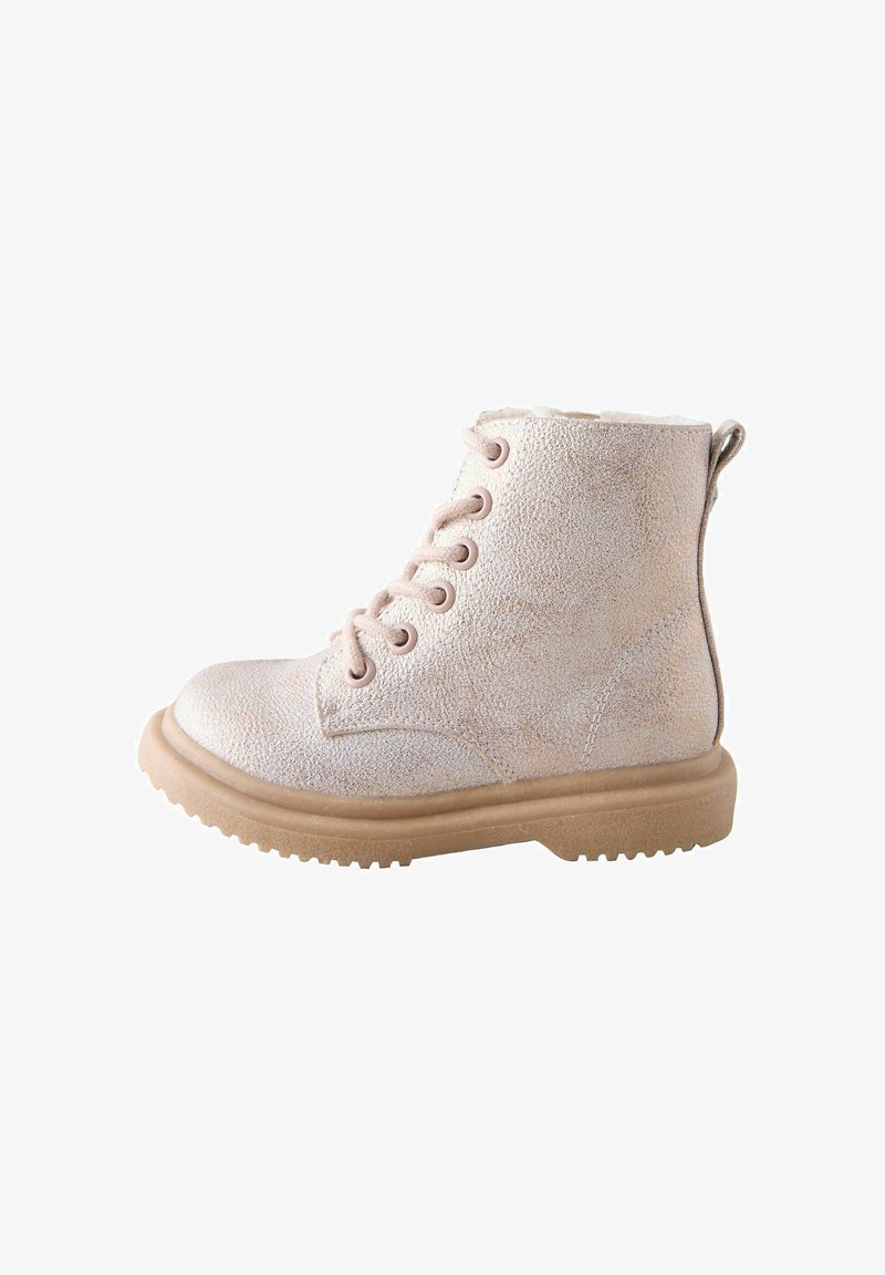 Stivaletti alla caviglia rosa con texture, lacci frontali, suola in gomma beige e rivestimento in pelliccia sintetica al colletto. Adatti per un abbigliamento casual.