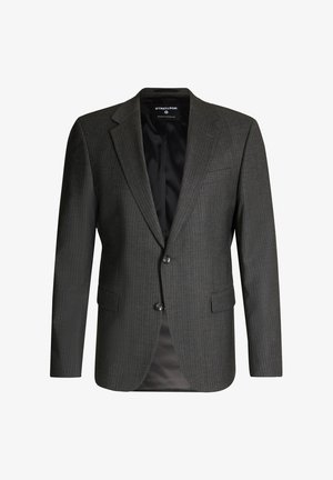 Ciemnoszary garnitur męski w prążki z dwoma guzikami, klapami, kieszeniami z klapami oraz czarną satynową podszewką.