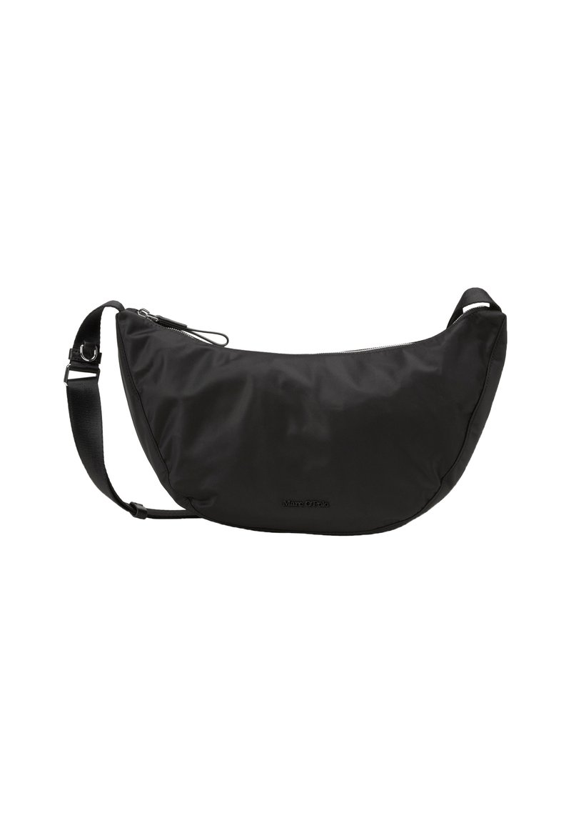 Schwarze Nylon-Schultertasche mit einer geschwungenen Form, die mit einem Reißverschluss und einem verstellbaren Tragegurt ausgestattet ist. Logo auf der Vorderseite geprägt. Glatte Textur.