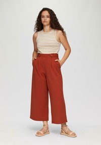 QS WIDE  - Broek - rostrot