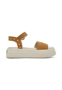Sandali platform in suede marrone con una ampia fascia frontale e cinturino alla caviglia regolabile, arricchiti da borchie decorative e una suola beige.