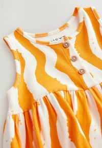 Orange und weiß gestreiftes Kleid mit gerippter Textur, rundem Ausschnitt und drei braunen Knöpfen am Oberteil. Ausgestellter Rock.