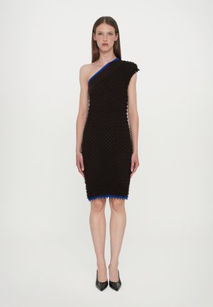 Een zwart one-shoulder jurk met een gestructureerd oppervlak, voorzien van een blauwe accent langs de halslijn en een gekartelde zoom. Glad, figuurvormend ontwerp.