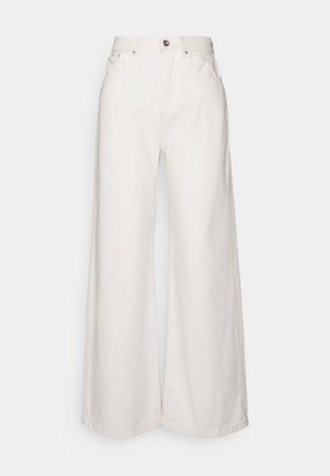 Pantaloni a gamba larga e vita alta in morbido tessuto beige. Presentano una chiusura con bottone e due tasche frontali, con linee pulite e senza fantasie.