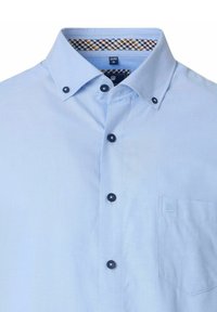 Jasnoniebieska koszula z guzikami, z w checkerowanym wnętrzu kołnierzyka, ciemnymi guzikami i kieszonką na piersi. Materiał wydaje się gładki z lekkim połyskiem.
