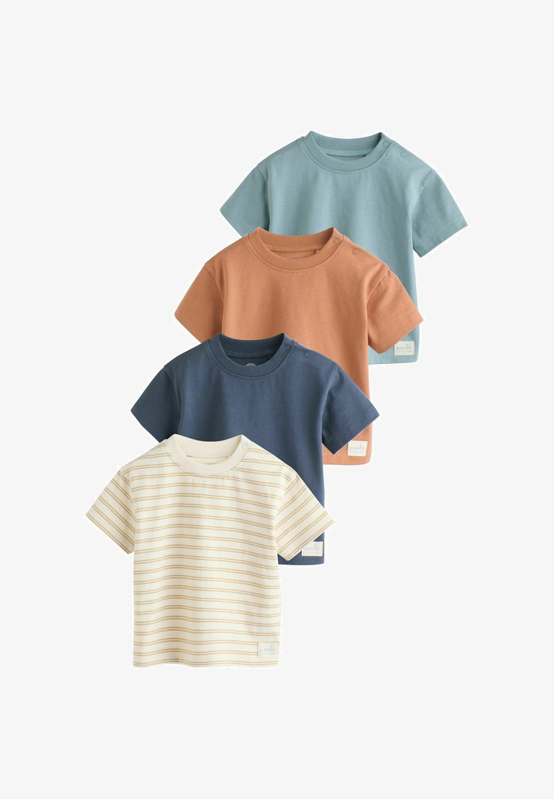 Quatre t-shirts à manches courtes pour tout-petits en bleu clair, orange rouille, bleu marine et crème avec de fines rayures jaunes, chacun avec des boutons-pression sur une épaule.