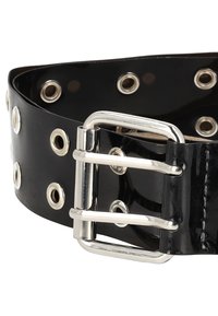 Svart patenterad läderbälte med stora cirkulära silveröglor, med en spänne i silvermetall. Den glänsande ytan kompletterar designen.