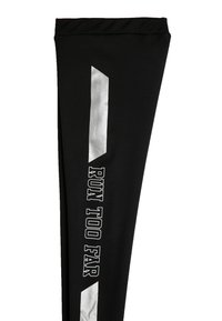 Svarta sportleggings med en glänsande silveraccent och tryckt text "RUN TOO FAR" i fet stil längs sidan. Mjuk, elastisk tyg.