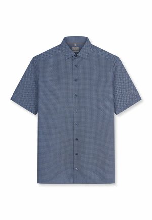 Blauw overhemd met korte mouwen met klein wit geometrisch patroon en klassieke kraag, plat liggend op een witte achtergrond.