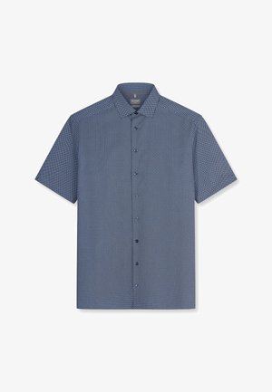 Blaues Kurzarmhemd mit kleinem weißen geometrischen Muster und klassischem Kragen, flach auf weißem Hintergrund ausgelegt.