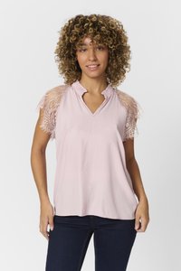 Blusa rosa chiaro con maniche corte in pizzo, colletto arricciato e vestibilità ampia. Tessuto morbido con delicati dettagli in pizzo che aggiunge texture.