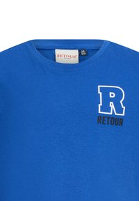 Niebieska bawełniana koszulka z okrągłym dekoltem i nadrukowanym logo z literą "R" oraz słowem "RETOUR" w kontrastowych kolorach na klatce piersiowej.