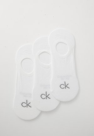 Tri par bijelih pamучnih čarapa koje se ne vide, s glatkom teksturom i malim sivim "ck" logotipom na peti.