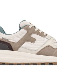 Niedrig geschnittene Sneaker aus beigefarbenem Wildleder, weißem, gesteppte Stoff, braunen Akzenten, weißen Schnürsenkeln und einer strukturierten Gummisohle, mit dem Markennamen "Faguo" an der Seite.