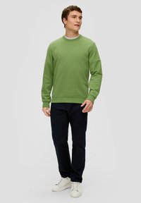 s.Oliver MIT LOGO-DETAIL - Sweater - bambusgrün
