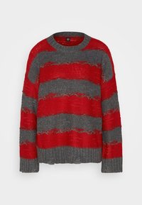 Röd och grå randig stickad tröja med en slitagen, använd struktur och ribbade ärmslut och nederkant.