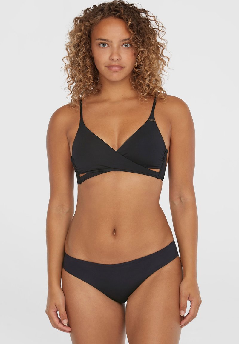 Svart bikini-sett med en trekantet bralette med tynne stropper og utkuttede detaljer, sammen med klassiske bikini-bukser. Glatt tekstur.
